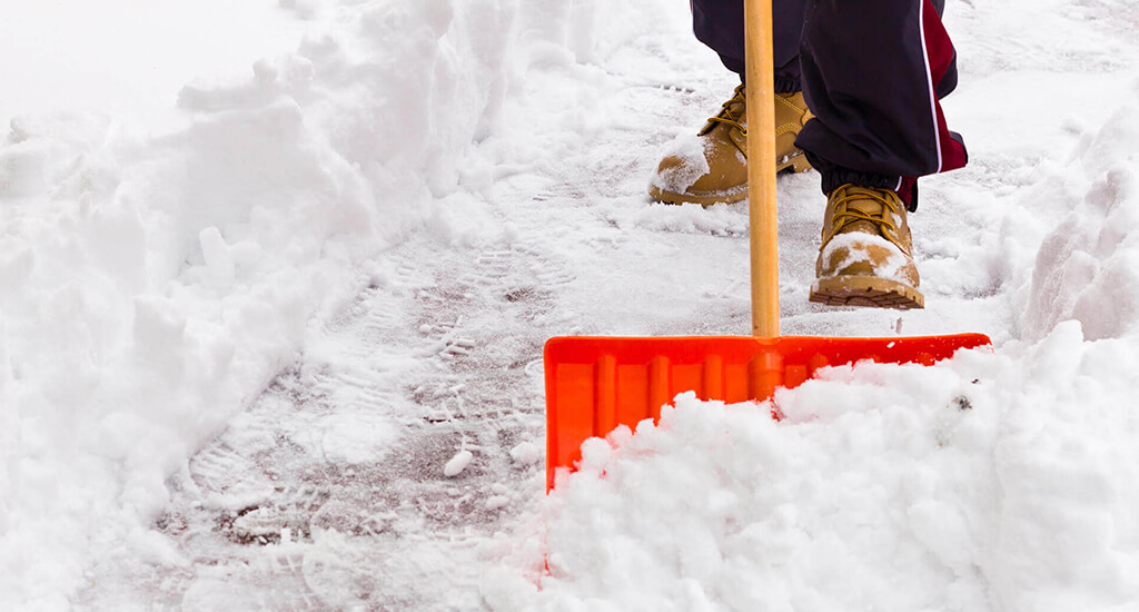 Лопата для уборки снега: полезные советы