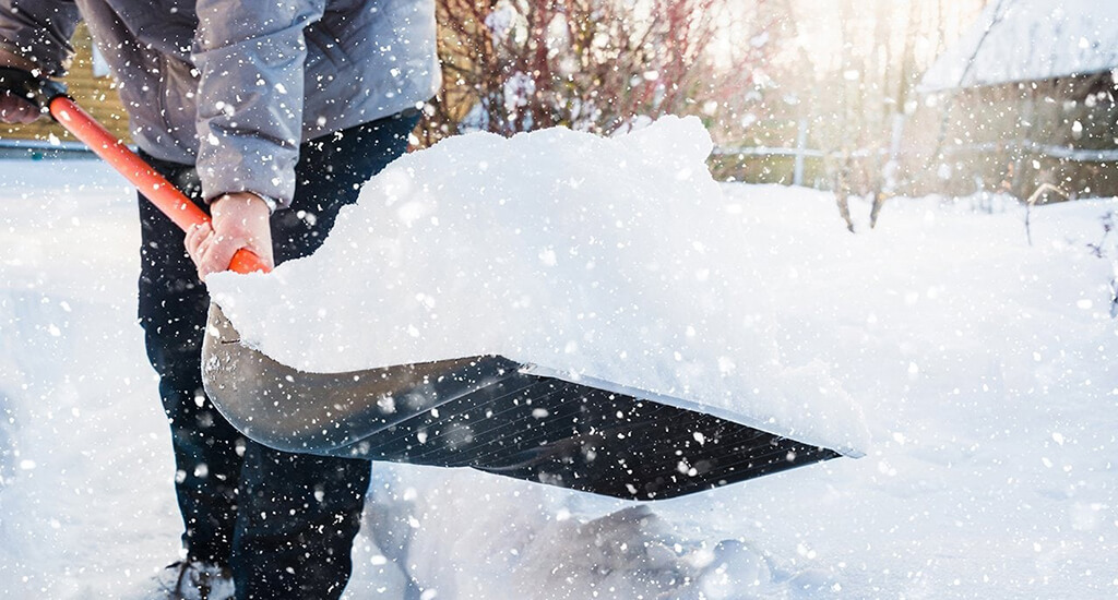 Лопата для уборки снега: полезные советы